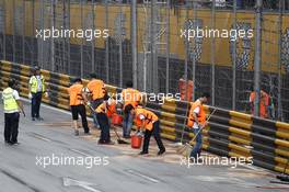 Marshalls try to clean the track. 19.11.2016. FIA Formula 3 World Cup Macau, Macau, China