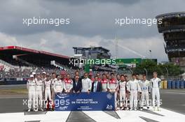 Brad Pitt (USA) Actor and drivers support an FIA safety campaign. 19.06.2016. FIA World Endurance Championship Le Mans 24 Hours, Race, Le Mans, France. Saturday.