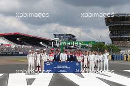 Brad Pitt (USA) Actor, Jean Todt (FRA) FIA President, and drivers support an FIA safety campaign. 19.06.2016. FIA World Endurance Championship Le Mans 24 Hours, Race, Le Mans, France. Saturday.