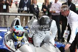 (L to R): Alex Wurz (AUT) with Brad Pitt (USA) Actor. 19.06.2016. FIA World Endurance Championship Le Mans 24 Hours, Race, Le Mans, France. Saturday.
