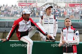 (L to R): Mark Webber (AUS) Porsche Team WEC Driver with team mates Brendon Hartley (NZL) and  Timo Bernhard (GER). 19.06.2016. FIA World Endurance Championship Le Mans 24 Hours, Race, Le Mans, France. Saturday.