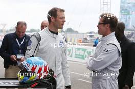 (L to R): Alex Wurz (AUT) with Brad Pitt (USA) Actor. 19.06.2016. FIA World Endurance Championship Le Mans 24 Hours, Race, Le Mans, France. Saturday.