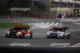 Race 1, James Nash (GBR) Seat Leon Team Craft-Bamboo LUKOIL and Gianni Morbidelli (ITA) Honda Civic TCR, West Coast Racing 02.04.2016. TCR International Series, Rd 1, Sakhir, Bahrain, Saturday.