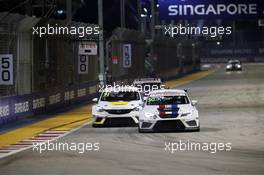 Race 1, Loris Hezemans (NED) SEAT Leon Cup Racer, Target Competition and Jordi Oriola (ESP) Opel Astra TCR , Kissling Motorsport 17.09.2016. TCR International Series, Rd 9, Marina Bay Street Circuit, Singapore, Saturday.