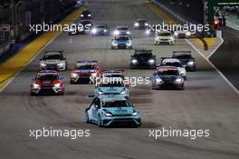 Race 1, Start Race 1 with  in firts line Jean-Karl Vernay Volkswagen Golf GTI TCR Leopard Racing 17.09.2016. TCR International Series, Rd 9, Marina Bay Street Circuit, Singapore, Saturday.