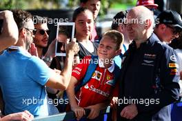 Adrian Newey (GBR) Red Bull Racing Chief Technical Officer with fans. 24.03.2017. Formula 1 World Championship, Rd 1, Australian Grand Prix, Albert Park, Melbourne, Australia, Practice Day.