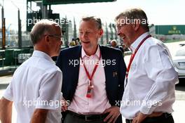 Sean Bratches, Formula 1 Managing Director, Commercial Operations (Centre) with Ross Brawn (GBR) Managing Director, Motor Sports (Right). 24.03.2017. Formula 1 World Championship, Rd 1, Australian Grand Prix, Albert Park, Melbourne, Australia, Practice Day.