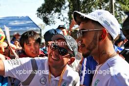 Lewis Hamilton (GBR) Mercedes AMG F1 with fans. 24.03.2017. Formula 1 World Championship, Rd 1, Australian Grand Prix, Albert Park, Melbourne, Australia, Practice Day.