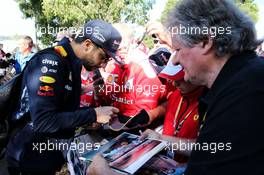 Daniel Ricciardo (AUS) Red Bull Racing signs autographs for the fans. 24.03.2017. Formula 1 World Championship, Rd 1, Australian Grand Prix, Albert Park, Melbourne, Australia, Practice Day.
