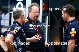 Christian Horner (GBR) Red Bull Racing Team Principal and Jonathan Wheatley (GBR) Red Bull Racing Team Manager. 25.03.2017. Formula 1 World Championship, Rd 1, Australian Grand Prix, Albert Park, Melbourne, Australia, Qualifying Day.