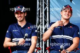 (L to R): Antonio Giovinazzi (ITA) Sauber F1 Team with Marcus Ericsson (SWE) Sauber F1 Team. 26.03.2017. Formula 1 World Championship, Rd 1, Australian Grand Prix, Albert Park, Melbourne, Australia, Race Day.