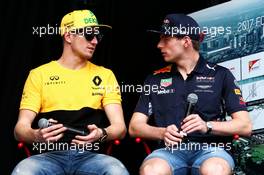 (L to R): Nico Hulkenberg (GER) Renault Sport F1 Team with Max Verstappen (NLD) Red Bull Racing. 26.03.2017. Formula 1 World Championship, Rd 1, Australian Grand Prix, Albert Park, Melbourne, Australia, Race Day.