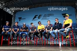 (L to R): Antonio Giovinazzi (ITA) Sauber F1 Team; Marcus Ericsson (SWE) Sauber F1 Team; Carlos Sainz Jr (ESP) Scuderia Toro Rosso; Romain Grosjean (FRA) Haas F1 Team; Jolyon Palmer (GBR) Renault Sport F1 Team; Jolyon Palmer (GBR) Renault Sport F1 Team; Kevin Magnussen (DEN) Haas F1 Team; Daniil Kvyat (RUS) Scuderia Toro Rosso; Nico Hulkenberg (GER) Renault Sport F1 Team. 26.03.2017. Formula 1 World Championship, Rd 1, Australian Grand Prix, Albert Park, Melbourne, Australia, Race Day.