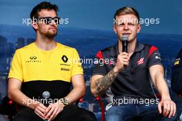 (L to R): Jolyon Palmer (GBR) Renault Sport F1 Team with Kevin Magnussen (DEN) Haas F1 Team. 26.03.2017. Formula 1 World Championship, Rd 1, Australian Grand Prix, Albert Park, Melbourne, Australia, Race Day.