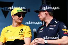 (L to R): Nico Hulkenberg (GER) Renault Sport F1 Team with Max Verstappen (NLD) Red Bull Racing. 26.03.2017. Formula 1 World Championship, Rd 1, Australian Grand Prix, Albert Park, Melbourne, Australia, Race Day.