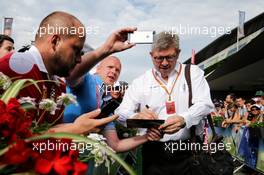 Ross Brawn (GBR) Managing Director, Motor Sports signs autographs for the fans. 08.07.2017. Formula 1 World Championship, Rd 9, Austrian Grand Prix, Spielberg, Austria, Qualifying Day.