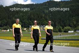 Nick Chester (GBR) Renault Sport F1 Team Chassis Technical Director and Alan Permane (GBR) Renault Sport F1 Team Trackside Operations Director  06.07.2017. Formula 1 World Championship, Rd 9, Austrian Grand Prix, Spielberg, Austria, Preparation Day.