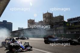 Daniil Kvyat (RUS) Scuderia Toro Rosso STR12 runs wide at the start of the race. 25.06.2017. Formula 1 World Championship, Rd 8, Azerbaijan Grand Prix, Baku Street Circuit, Azerbaijan, Race Day.