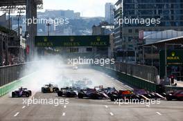 Daniil Kvyat (RUS) Scuderia Toro Rosso STR12 runs wide at the start of the race. 25.06.2017. Formula 1 World Championship, Rd 8, Azerbaijan Grand Prix, Baku Street Circuit, Azerbaijan, Race Day.