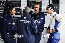 Antonio Giovinazzi (ITA) Sauber F1 Team with the team. 28.02.2017. Formula One Testing, Day Two, Barcelona, Spain. Tuesday.