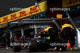 Jolyon Palmer (GBR) Renault Sport F1 Team RS17 pushed down the pit lane by mechanics. 26.08.2017. Formula 1 World Championship, Rd 12, Belgian Grand Prix, Spa Francorchamps, Belgium, Qualifying Day.