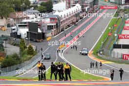 Jolyon Palmer (GBR) Renault Sport F1 Team walks the circuit with the team. 24.08.2017. Formula 1 World Championship, Rd 12, Belgian Grand Prix, Spa Francorchamps, Belgium, Preparation Day.