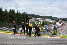 Jolyon Palmer (GBR) Renault Sport F1 Team walks the circuit with the team. 24.08.2017. Formula 1 World Championship, Rd 12, Belgian Grand Prix, Spa Francorchamps, Belgium, Preparation Day.
