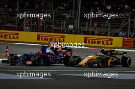 Daniil Kvyat (RUS) Scuderia Toro Rosso STR12 and Jolyon Palmer (GBR) Renault Sport F1 Team RS17 battle for position. 16.04.2017. Formula 1 World Championship, Rd 3, Bahrain Grand Prix, Sakhir, Bahrain, Race Day.