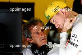 Alain Prost (FRA) and Nico Hulkenberg (GER) Renault Sport F1 Team  15.04.2017. Formula 1 World Championship, Rd 3, Bahrain Grand Prix, Sakhir, Bahrain, Qualifying Day.