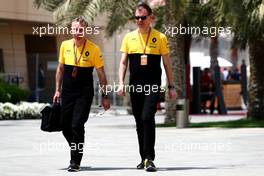 Bob Bell (GBR) Renault Sport F1 Team Chief Technical Officer  and Alan Permane (GBR) Renault Sport F1 Team Trackside Operations Director  15.04.2017. Formula 1 World Championship, Rd 3, Bahrain Grand Prix, Sakhir, Bahrain, Qualifying Day.