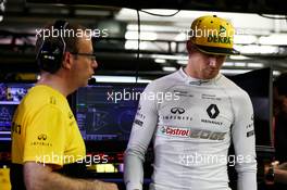 (L to R): Mark Slade (GBR) Renault Sport F1 Team Race Engineer with Nico Hulkenberg (GER) Renault Sport F1 Team. 15.04.2017. Formula 1 World Championship, Rd 3, Bahrain Grand Prix, Sakhir, Bahrain, Qualifying Day.