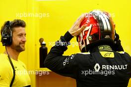 Nico Hulkenberg (GER) Renault Sport F1 Team  15.04.2017. Formula 1 World Championship, Rd 3, Bahrain Grand Prix, Sakhir, Bahrain, Qualifying Day.