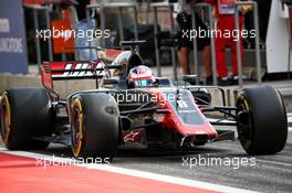 Romain Grosjean (FRA) Haas F1 Team VF-17 with a missing front wing. 15.04.2017. Formula 1 World Championship, Rd 3, Bahrain Grand Prix, Sakhir, Bahrain, Qualifying Day.