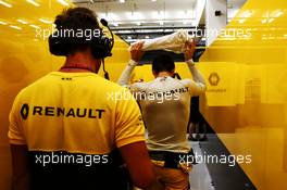 Jolyon Palmer (GBR) Renault Sport F1 Team. 15.04.2017. Formula 1 World Championship, Rd 3, Bahrain Grand Prix, Sakhir, Bahrain, Qualifying Day.