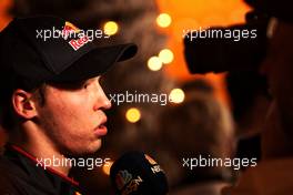 Daniil Kvyat (RUS) Scuderia Toro Rosso with the media. 15.04.2017. Formula 1 World Championship, Rd 3, Bahrain Grand Prix, Sakhir, Bahrain, Qualifying Day.