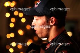 Daniil Kvyat (RUS) Scuderia Toro Rosso with the media. 15.04.2017. Formula 1 World Championship, Rd 3, Bahrain Grand Prix, Sakhir, Bahrain, Qualifying Day.