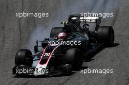 Kevin Magnussen (DEN) Haas VF-17 locks up under braking. 10.11.2017. Formula 1 World Championship, Rd 19, Brazilian Grand Prix, Sao Paulo, Brazil, Practice Day.