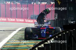 Brendon Hartley (NZL) Scuderia Toro Rosso STR12 stopped in the first practice session. 10.11.2017. Formula 1 World Championship, Rd 19, Brazilian Grand Prix, Sao Paulo, Brazil, Practice Day.