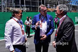 Hans Erik Tuijt (NLD) Heineken Global Sponsorship Director (Left) with Chase Carey (USA) Formula One Group Chairman (Right) on the grid.  12.11.2017. Formula 1 World Championship, Rd 19, Brazilian Grand Prix, Sao Paulo, Brazil, Race Day.