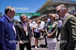Chase Carey (USA) Formula One Group Chairman (Centre) and Sean Bratches (USA) Formula 1 Managing Director, Commercial Operations (Right) on the grid. 12.11.2017. Formula 1 World Championship, Rd 19, Brazilian Grand Prix, Sao Paulo, Brazil, Race Day.
