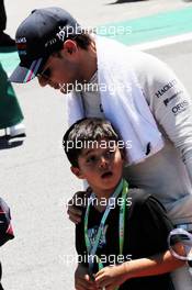 Felipe Massa (BRA) Williams with his son Felipinho Massa (BRA) on the grid. 12.11.2017. Formula 1 World Championship, Rd 19, Brazilian Grand Prix, Sao Paulo, Brazil, Race Day.