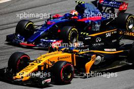 Carlos Sainz Jr (ESP) Renault Sport F1 Team RS17 and Pierre Gasly (FRA) Scuderia Toro Rosso STR12 battle for position. 12.11.2017. Formula 1 World Championship, Rd 19, Brazilian Grand Prix, Sao Paulo, Brazil, Race Day.