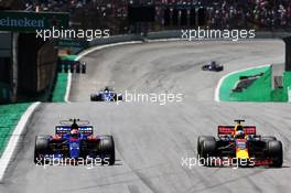 (L to R): Pierre Gasly (FRA) Scuderia Toro Rosso STR12 and Daniel Ricciardo (AUS) Red Bull Racing RB13 battle for position. 12.11.2017. Formula 1 World Championship, Rd 19, Brazilian Grand Prix, Sao Paulo, Brazil, Race Day.