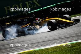 Nico Hulkenberg (GER) Renault Sport F1 Team RS17 locks up under braking. 12.11.2017. Formula 1 World Championship, Rd 19, Brazilian Grand Prix, Sao Paulo, Brazil, Race Day.
