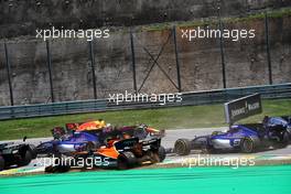 Stoffel Vandoorne (BEL) McLaren MCL32 and Daniel Ricciardo (AUS) Red Bull Racing RB13 make contact at the start of the race. 12.11.2017. Formula 1 World Championship, Rd 19, Brazilian Grand Prix, Sao Paulo, Brazil, Race Day.