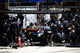 Nico Hulkenberg (GER) Renault Sport F1 Team RS17 makes a pit stop. 12.11.2017. Formula 1 World Championship, Rd 19, Brazilian Grand Prix, Sao Paulo, Brazil, Race Day.