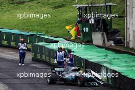 Lewis Hamilton (GBR) Mercedes AMG F1 W08 crashed during qualifying. 11.11.2017. Formula 1 World Championship, Rd 19, Brazilian Grand Prix, Sao Paulo, Brazil, Qualifying Day.