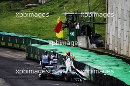 Lewis Hamilton (GBR) Mercedes AMG F1 W08 crashed during qualifying. 11.11.2017. Formula 1 World Championship, Rd 19, Brazilian Grand Prix, Sao Paulo, Brazil, Qualifying Day.