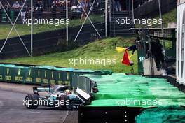 Lewis Hamilton (GBR) Mercedes AMG F1 W08 crashed during qualifying. 11.11.2017. Formula 1 World Championship, Rd 19, Brazilian Grand Prix, Sao Paulo, Brazil, Qualifying Day.