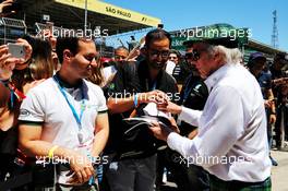 Jackie Stewart (GBR) signs autographs for the fans. 12.11.2017. Formula 1 World Championship, Rd 19, Brazilian Grand Prix, Sao Paulo, Brazil, Race Day.